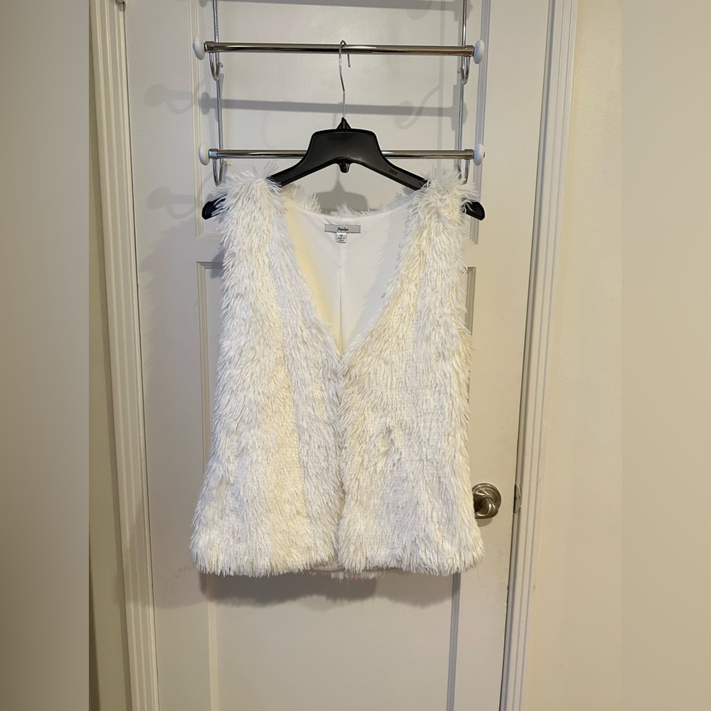 NWOT White Fuzzy Shearling Faux Fur Vest, Hook Closure, Women’s Size M